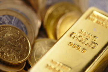gold vs platinum: a gold bar and some gold and platinum coins