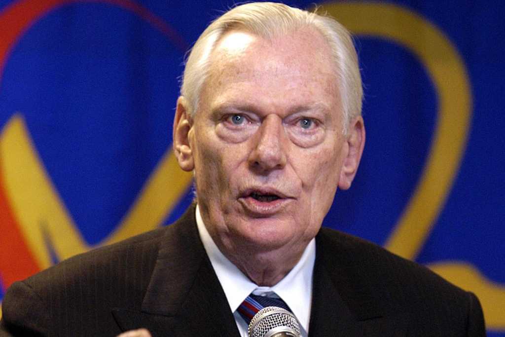 Herb Kelleher speaking in front of a Boeing 737 painted in Southwest colors at a  Southwest press conference